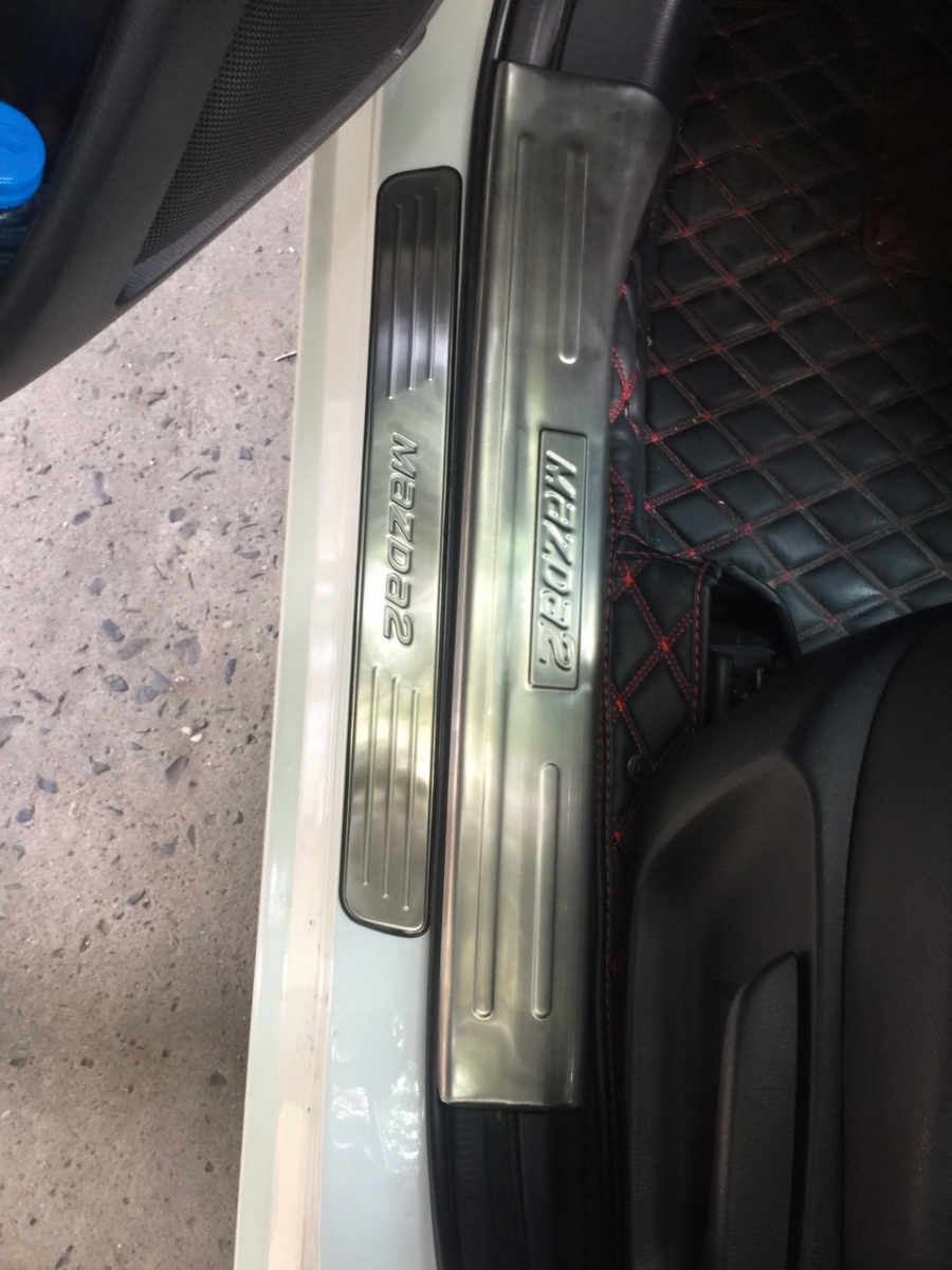 Nẹp bước chân chống trầy cho Mazda 2 2018-2019